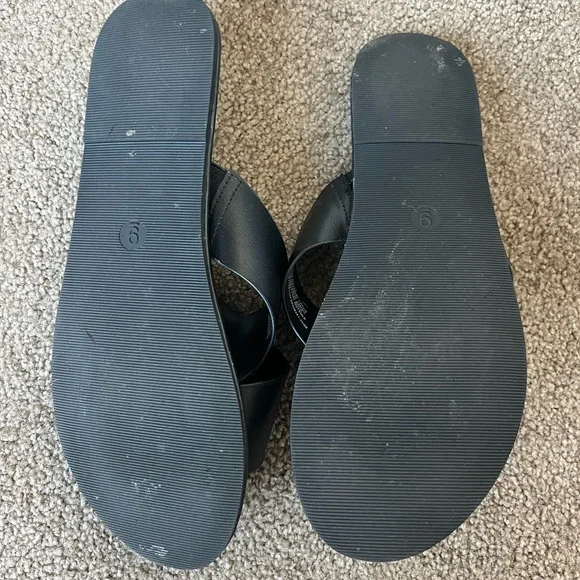 Universal Thread Black Criss Cross Sandals - Picture 4 of 4